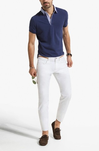С чем носить белые джинсы мужчине в жару: Если этот день тебе предстоит провести в движении, сочетание темно-синей футболки-поло и белых джинсов позволит создать удобный ансамбль в стиле casual. Вкупе с этим образом прекрасно будут выглядеть темно-коричневые замшевые мокасины.