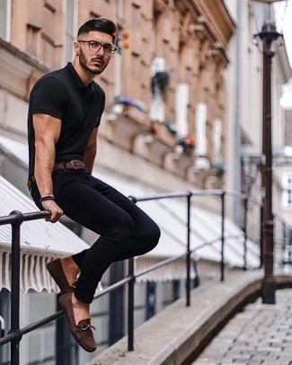 Какие зауженные джинсы носить с коричневыми мокасинами в 30 лет мужчине в жару: Если день обещает быть сумасшедшим, сочетание черной футболки-поло и зауженных джинсов позволит составить комфортный лук в повседневном стиле. Не прочь привнести в этот наряд немного нарядности? Тогда в качестве обуви к этому образу, обрати внимание на коричневые мокасины.