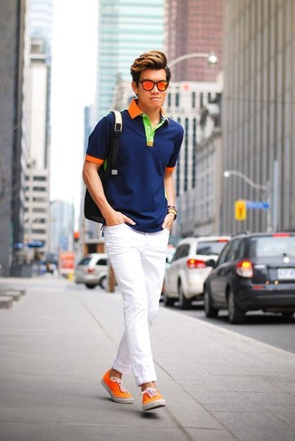 С чем носить зелено-желтые кеды мужчине лето: Сочетание темно-синей футболки-поло и белых зауженных джинсов пользуется особой популярностью среди ценителей комфортных ансамблей. Такой лук легко адаптировать к повседневным условиям городской жизни, если дополнить его зелено-желтыми кедами. Разве это не идеальный образ для жаркого солнечного дня?