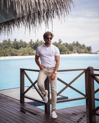 Как носить светло-коричневые джинсы с белыми низкими кедами мужчине: Образ из белой футболки-поло и светло-коричневых джинсов - самый простой из возможных образов для активного досуга. Прекрасно сюда подходят белые низкие кеды.