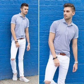 С чем носить белые джинсы мужчине в жару: Серая футболка-поло и белые джинсы — отличная формула для воплощения привлекательного и незамысловатого ансамбля. Серые слипоны из плотной ткани — идеальный выбор, чтобы дополнить ансамбль.