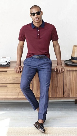 С чем носить синие брюки в 30 лет мужчине в жару в стиле смарт-кэжуал: Темно-красная футболка-поло и синие брюки гармонично впишутся в любой мужской образ — простой повседневный образ или же элегантный вечерний. Если тебе нравится использовать в своих образах разные стили, на ноги можно надеть черные кожаные лоферы.