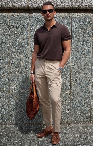 Какие классические брюки носить с темно-коричневой футболкой-поло мужчине в жару: Если ты принадлежишь к той немногочисленной группе мужчин, которые каждый день стараются смотреться безупречно стильно, тебе придется по душе тандем темно-коричневой футболки-поло и классических брюк. Теперь почему бы не добавить в повседневный образ толику стильной строгости с помощью коричневых кожаных плетеных лоферов?
