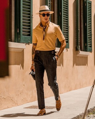 С чем носить светло-коричневые кожаные лоферы мужчине в жару: Светло-коричневая футболка-поло в паре с темно-серыми классическими брюками — отличный офисный вариант для мужчин. Теперь почему бы не добавить в повседневный образ толику изысканности с помощью светло-коричневых кожаных лоферов?