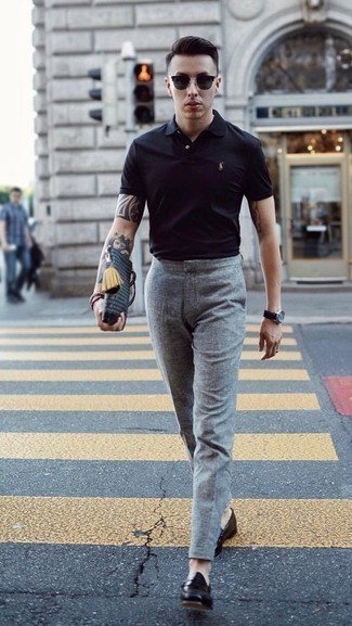 Какие футболки-поло носить с серыми классическими брюками мужчине: Футболка-поло и серые классические брюки — обязательные вещи в арсенале стильного современного молодого человека. Очень выигрышно здесь будут смотреться черные кожаные лоферы.