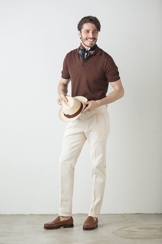Как носить темно-коричневую футболку-поло с белыми классическими брюками в 30 лет мужчине в жару: Если ты приписываешь себя к той немногочисленной категории джентльменов, способных разбираться в моде, тебе придется по вкусу тандем темно-коричневой футболки-поло и белых классических брюк. Любители модных экспериментов могут завершить лук коричневыми кожаными лоферами, тем самым добавив в него толику строгости.