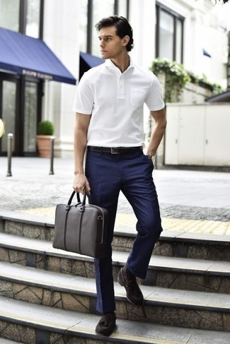 С чем носить темно-синие брюки в 30 лет мужчине в жару в деловом стиле: Если ты из той категории парней, которые разбираются в моде, тебе понравится сочетание белой футболки-поло и темно-синих брюк. Любители свежих идей могут завершить образ темно-коричневыми замшевыми лоферами с кисточками, тем самым добавив в него чуточку классики.