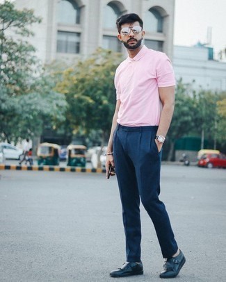 Какие классические брюки носить с розовой футболкой-поло мужчине: Если ты принадлежишь к той немногочисленной категории парней, способных ориентироваться в том, что стильно, а что нет, тебе понравится тандем розовой футболки-поло и классических брюк. Думаешь привнести сюда нотку строгости? Тогда в качестве обуви к этому образу, выбирай темно-синие кожаные монки.