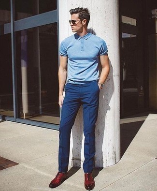 Какие классические брюки носить с бирюзовой футболкой-поло мужчине в жару: Надев бирюзовую футболку-поло и классические брюки, можно уверенно отправляться на неофициальную встречу или культурное мероприятие. И почему бы не добавить в этот образ на каждый день толику изысканности с помощью темно-красных кожаных оксфордов?