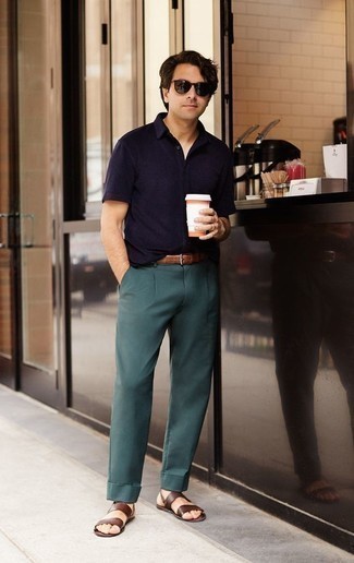 С чем носить оливковые классические брюки мужчине: Комбо из темно-синей футболки-поло и оливковых классических брюк поможет подчеркнуть твой личный стиль. Этот образ удачно дополнят коричневые кожаные сандалии.