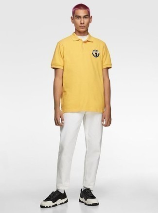 С чем носить желтую футболку-поло с принтом мужчине: Образ из желтой футболки-поло с принтом и белых джинсов поможет выглядеть аккуратно, а также выразить твой индивидуальный стиль. Весьма удачно здесь будут выглядеть черно-белые низкие кеды из плотной ткани.