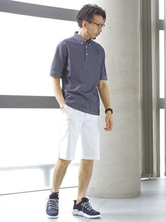 Какие кроссовки носить с белыми шортами в 30 лет мужчине: Дуэт темно-синей футболки-поло и белых шорт позволит составить необыденный мужской образ в повседневном стиле. Создать модный контраст с остальными вещами из этого лука помогут кроссовки.