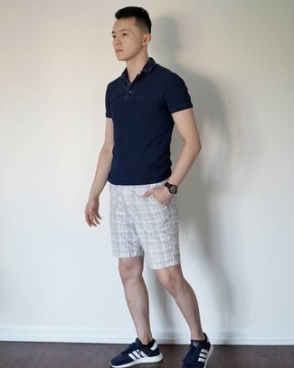 Как носить футболку-поло с кроссовками в 30 лет мужчине: Футболка-поло в паре с серыми шортами в шотландскую клетку — превосходная идея для воплощения мужского лука в стиле смарт-кэжуал. Кроссовки привнесут в образ нотки легкости.