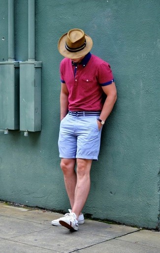 Какие низкие кеды носить с бирюзовыми шортами мужчине лето: Ярко-розовая футболка-поло в горошек и бирюзовые шорты прочно обосновались в гардеробе многих парней, помогая составлять незаезженные и стильные образы. Низкие кеды становятся замечательным дополнением к твоему луку. Как нам кажется, это великолепная задумка для солнечной погоды.