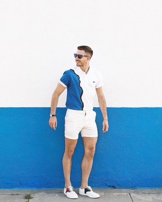 Модный лук: бело-темно-синяя футболка-поло, белые шорты, белые низкие кеды, темно-синие солнцезащитные очки