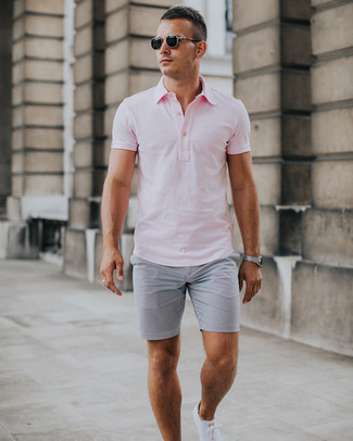 С чем носить белые низкие кеды в 20 лет мужчине: Розовая футболка-поло в паре с серыми шортами из жатого хлопка поможет выразить твой личный стиль и выигрышно выделиться из толпы. В тандеме с этим луком наиболее уместно будут выглядеть белые низкие кеды.