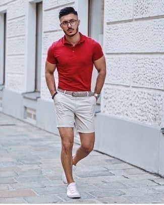 С чем носить темно-серый кожаный ремень мужчине лето в стиле кэжуал: Красная футболка-поло и темно-серый кожаный ремень — отличный образ для джентльменов, которые всегда в движении. Не прочь сделать образ немного элегантнее? Тогда в качестве дополнения к этому ансамблю, выбери белые низкие кеды из плотной ткани. Уверены, это максимально комфортное и несложное сочетание для жаркой погоды.