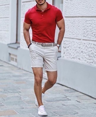 Как носить темно-красную футболку-поло с белыми низкими кедами из плотной ткани мужчине в жару: Темно-красная футболка-поло и белые шорты — необходимые предметы в гардеробе мужчин с отменным чувством стиля. В тандеме с этим образом органично будут смотреться белые низкие кеды из плотной ткани.
