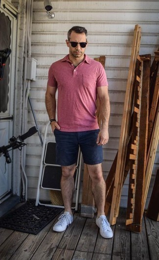 Какие низкие кеды носить с розовой футболкой-поло за 40 лет мужчине в стиле кэжуал: Розовая футболка-поло и темно-синие шорты — обязательные вещи в гардеробе парней с превосходным чувством стиля. Что касается обуви, закончи ансамбль низкими кедами.