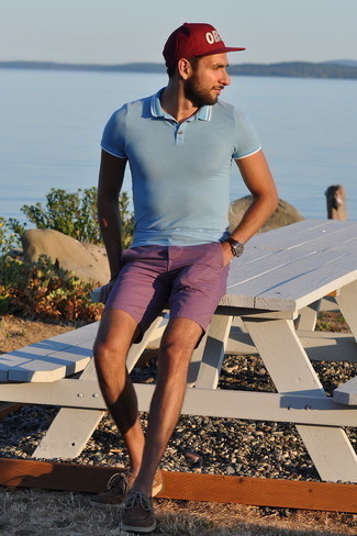 С чем носить фиолетовые шорты мужчине лето в стиле кэжуал: Голубая футболка-поло и фиолетовые шорты прочно обосновались в гардеробе многих молодых людей, позволяя создавать запоминающиеся и стильные луки. Коричневые замшевые топсайдеры отлично дополнят этот образ. Переносить невозможную июльскую жару будет значительно легче, если ты одет вот так.