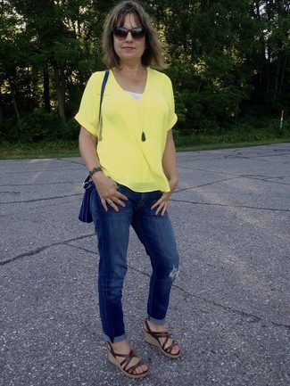 С чем носить джинсы за 50 лет женщине лето: Желтая футболка с v-образным вырезом и джинсы — выбор девчонок, которые всегда в движении. Пара коричневых кожаных босоножек на танкетке гармонично интегрируется в этот лук. Пережить нестерпимую летнюю жару в таком сочетании намного легче.