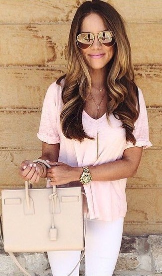 С чем носить бежевую кожаную сумку в 30 лет женщине: Если в одежде ты ценишь удобство и практичность, розовая футболка с v-образным вырезом и бежевая кожаная сумка — замечательный выбор для расслабленного образа на каждый день.