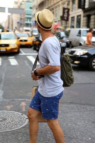 С чем носить бежевую соломенную шляпу в 30 лет мужчине лето: Серая футболка с v-образным вырезом и бежевая соломенная шляпа — выбор мужчин, которые никогда не сидят на месте. Пережить изнуряющий июльский зной намного проще, когда ты одет вот так.