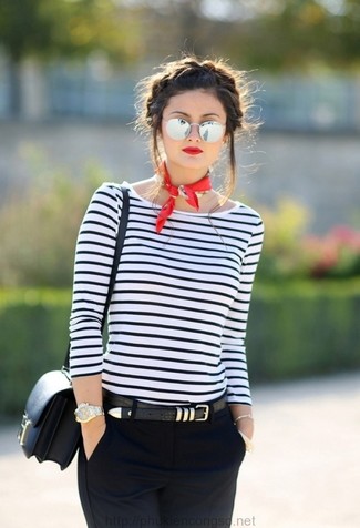 С чем носить серые солнцезащитные очки женщине: Бело-черная футболка с длинным рукавом в горизонтальную полоску и серые солнцезащитные очки — выбор барышень, которые никогда не сидят на месте.