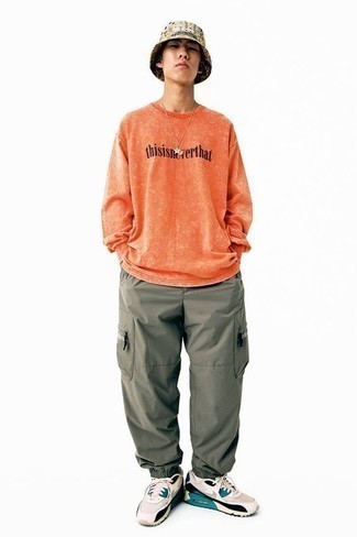 С чем носить оливковые брюки карго: Оранжевая футболка с длинным рукавом с принтом и оливковые брюки карго — хороший лук для насыщенного выходного дня. Закончи образ бежевыми кроссовками, если не хочешь, чтобы он получился слишком зализанным.