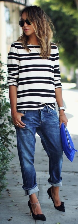 Как носить белую футболку с длинным рукавом с синими джинсами женщине: Белая футболка с длинным рукавом и синие джинсы позволят создать простой и практичный лук для выходного в парке или шоппинга. В сочетании с этим нарядом органично смотрятся черные замшевые туфли.