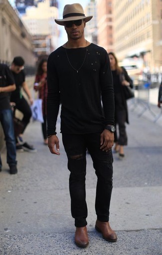 Как носить черные джинсы с черными часами в 20 лет мужчине осень в стиле кэжуал: Если ты делаешь ставку на комфорт и функциональность, черная футболка с длинным рукавом и черные джинсы — отличный вариант для расслабленного повседневного мужского ансамбля. В тандеме с коричневыми кожаными ботинками челси такой ансамбль выглядит особенно выигрышно. Такое тандем гарантирует, что твой осенний лук не будет обыденным.