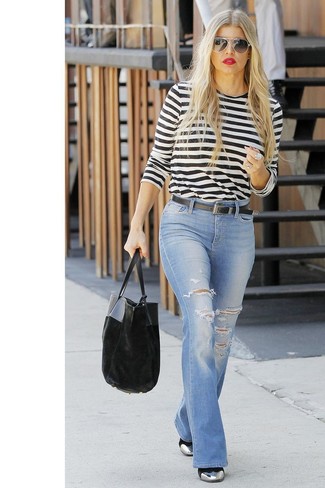 Как Fergie носит Бело-черная футболка с длинным рукавом в горизонтальную полоску, Голубые рваные джинсы-клеш, Серебряные кожаные ботильоны, Черная бархатная большая сумка