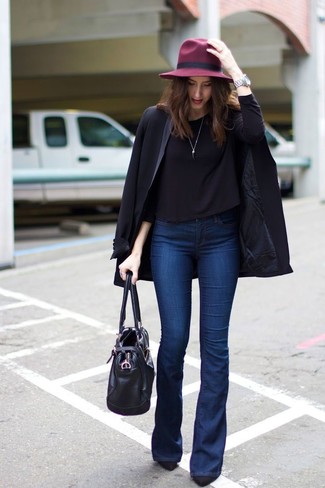 Модный лук: черная футболка с длинным рукавом, темно-синие джинсы-клеш, черные замшевые туфли, черная кожаная большая сумка