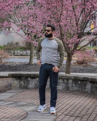 Какие футболки с длинным рукавом носить с темно-синими джинсами мужчине: Футболка с длинным рукавом и темно-синие джинсы — необходимые составляющие современного мужского гардероба. Ты можешь легко адаптировать такой образ к повседневным нуждам, надев серыми кроссовками.