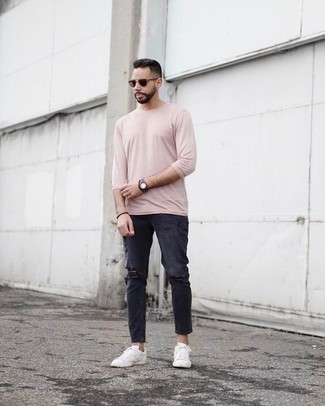 Какие джинсы носить с розовой футболкой с длинным рукавом мужчине: Розовая футболка с длинным рукавом и джинсы — замечательная формула для создания стильного и незамысловатого образа. Белые низкие кеды из плотной ткани становятся великолепным дополнением к твоему луку.