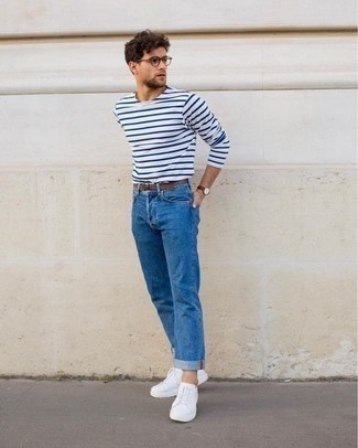 Как носить темно-синие джинсы с белыми низкими кедами из плотной ткани мужчине: Сочетание бело-синей футболки с длинным рукавом в горизонтальную полоску и темно-синих джинсов пользуется особой популярностью среди ценителей практичного удобства. Если говорить об обуви, белые низкие кеды из плотной ткани являются великолепным выбором.