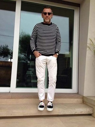 С чем носить черно-белые низкие кеды из плотной ткани за 50 лет мужчине: Черно-белая футболка с длинным рукавом в горизонтальную полоску и белые джинсы — хорошая формула для воплощения модного и несложного лука. В сочетании с этим луком наиболее уместно выглядят черно-белые низкие кеды из плотной ткани.