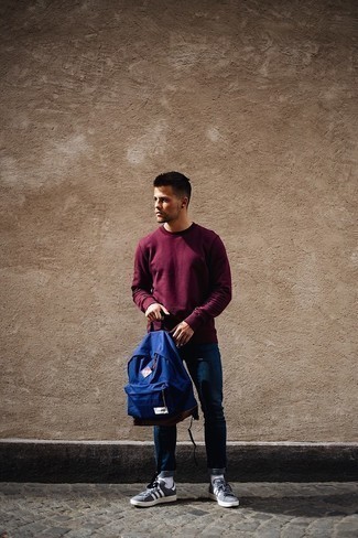 С чем носить синий рюкзак из плотной ткани мужчине в теплую погоду: Сочетание темно-красной футболки с длинным рукавом и синего рюкзака из плотной ткани - очень практично, и поэтому идеально для создания необычного повседневного стиля. Хочешь сделать образ немного строже? Тогда в качестве дополнения к этому ансамблю, выбери темно-серые низкие кеды из плотной ткани.