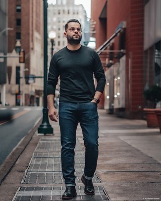 С чем носить черные кожаные ботинки в 30 лет мужчине: Тандем черной футболки с длинным рукавом и темно-синих джинсов как нельзя лучше подчеркнет твою индивидуальность. Закончив ансамбль черными кожаными ботинками, можно получить потрясающий результат.