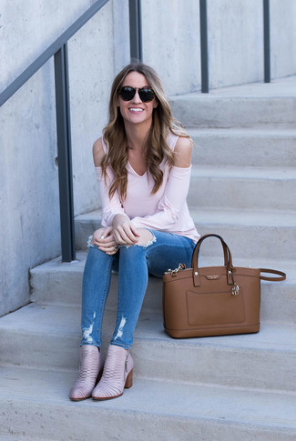 С чем носить розовую футболку женщине: Если в одежде ты ценишь удобство и практичность, не обходи стороной сочетание розовой футболки и синих рваных джинсов скинни. Очень неплохо здесь выглядят розовые кожаные ботильоны.