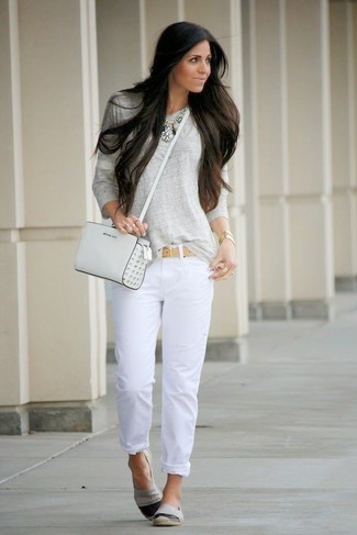 С чем носить серую футболку женщине: Сочетание серой футболки и белых джинсов поможет подчеркнуть твой неповторимый стиль. Идеально здесь смотрятся серые слипоны.