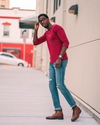 Какие джинсы носить с коричневыми ботинками броги: Красная футболка с длинным рукавом и джинсы — идеальный вариант для насыщенного выходного дня. Любишь экспериментировать? Заверши образ коричневыми ботинками броги.