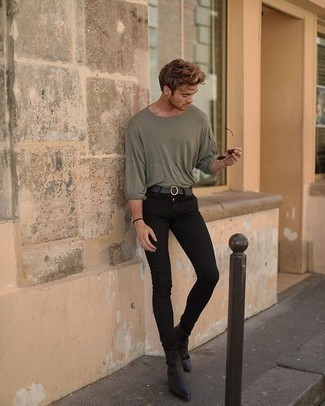 Модный лук: оливковая футболка с длинным рукавом, черные зауженные джинсы, черные кожаные ботинки челси, черный кожаный ремень