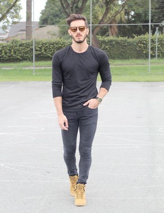Какие джинсы носить с светло-коричневыми низкими кедами в 30 лет мужчине в теплую погоду: Темно-серая футболка с длинным рукавом и джинсы — идеальный выбор для веселого выходного дня. Что до обуви, светло-коричневые низкие кеды — наиболее приемлимый вариант.