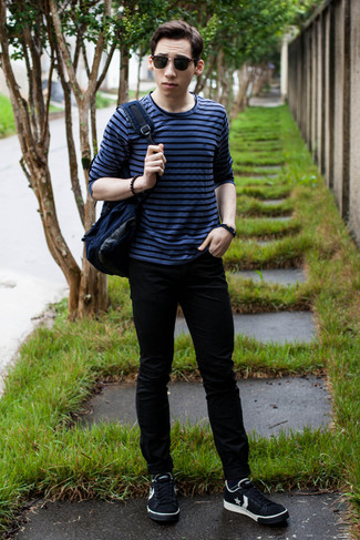 Модный лук: синяя футболка с длинным рукавом в горизонтальную полоску, черные зауженные джинсы, черно-белые низкие кеды со звездами, темно-синий рюкзак из плотной ткани