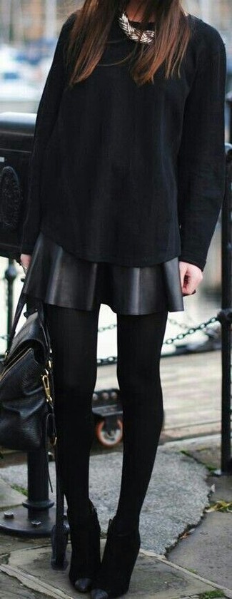 Модный лук: черная футболка с длинным рукавом, черная кожаная короткая юбка-солнце, черные замшевые ботильоны, черная кожаная сумка-саквояж