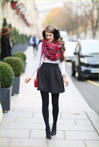 Модный лук: белая футболка с длинным рукавом, черная короткая юбка-солнце в горошек, черные кожаные туфли, красная кожаная сумка через плечо