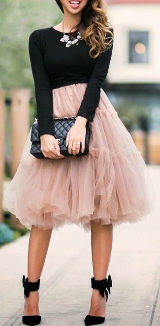 С чем носить ярко-розовую пышную юбку в 30 лет: Черная футболка с длинным рукавом в сочетании с ярко-розовой пышной юбкой — великолепный вариант для создания образа в стиле business casual. Вкупе с этим образом удачно будут выглядеть черные замшевые туфли.