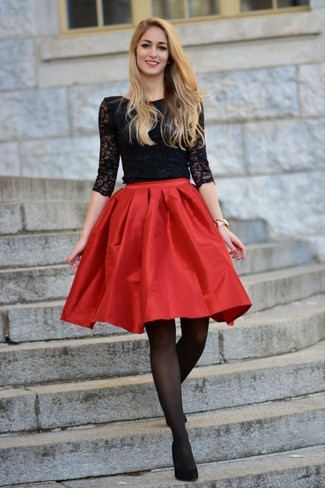 Модный лук: черная кружевная футболка с длинным рукавом, красная сатиновая пышная юбка, черные замшевые туфли, золотые часы