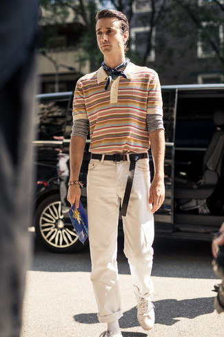 С чем носить разноцветную футболку-поло в горизонтальную полоску мужчине: Разноцветная футболка-поло в горизонтальную полоску чудесно гармонирует с белыми джинсами. Что до обуви, белые низкие кеды из плотной ткани — наиболее уместный вариант.
